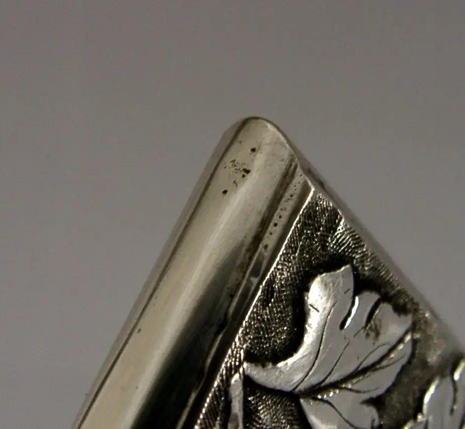 photo furniture Étui à cartes en argent massif d'exportation chinoise, oiseau et chrysanthème, vers 1890, d'époque