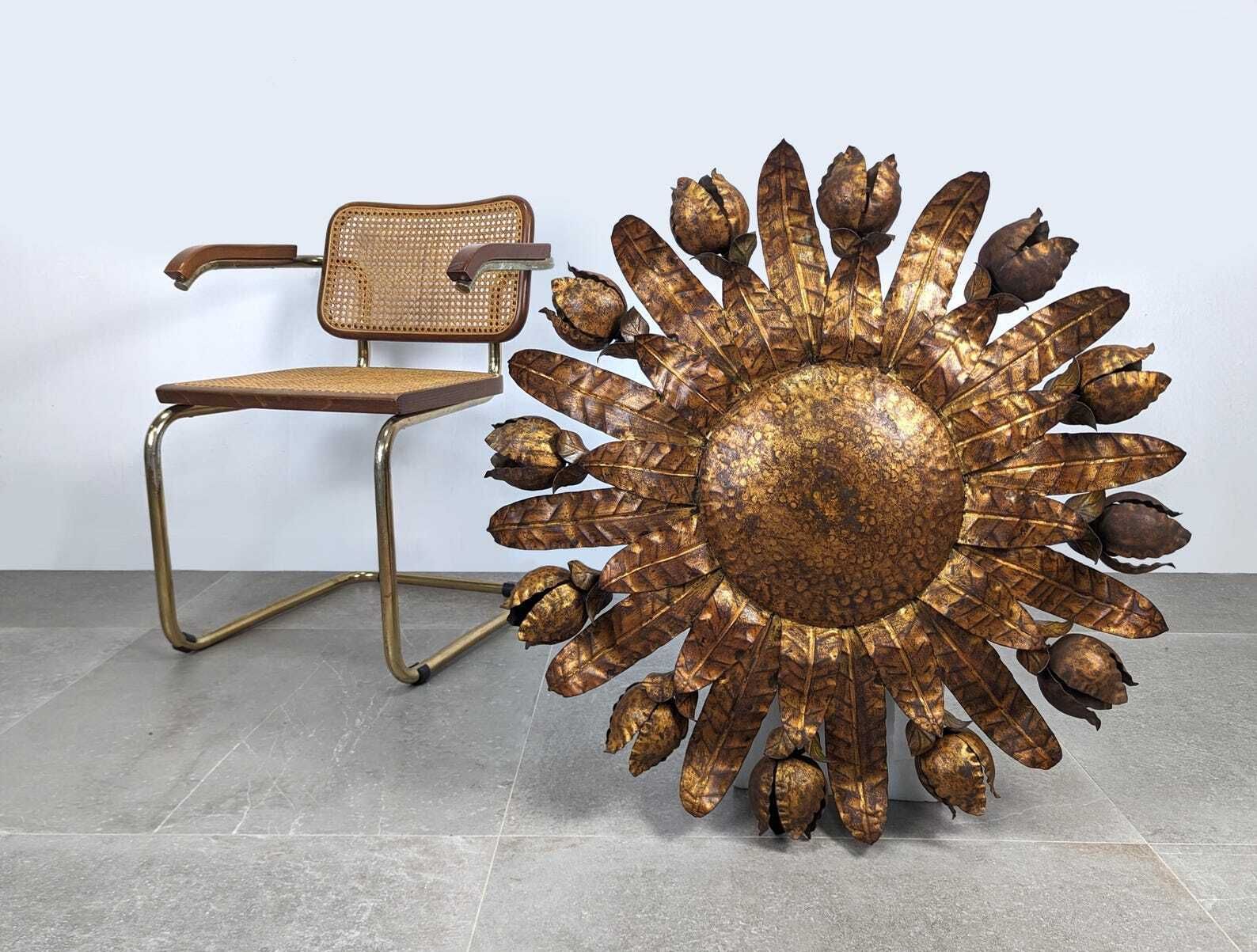 Grand plafonnier mid-century en forme de soleil, métal doré à motif floral, années 1950 photo Luminaires