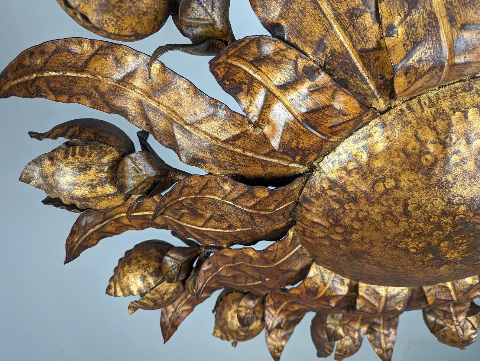 Luminaires Grand plafonnier mid-century en forme de soleil, métal doré à motif floral, années 1950 photo