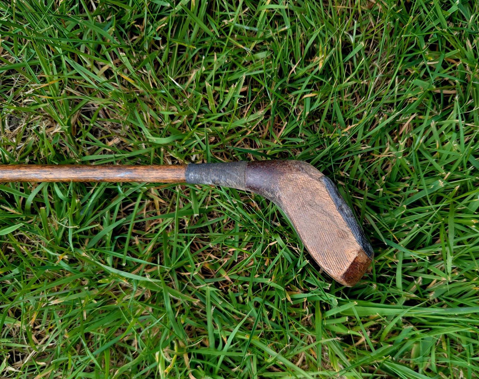 Club de golf d'époque à manche en hickory, tête en bois, Écosse photo furniture