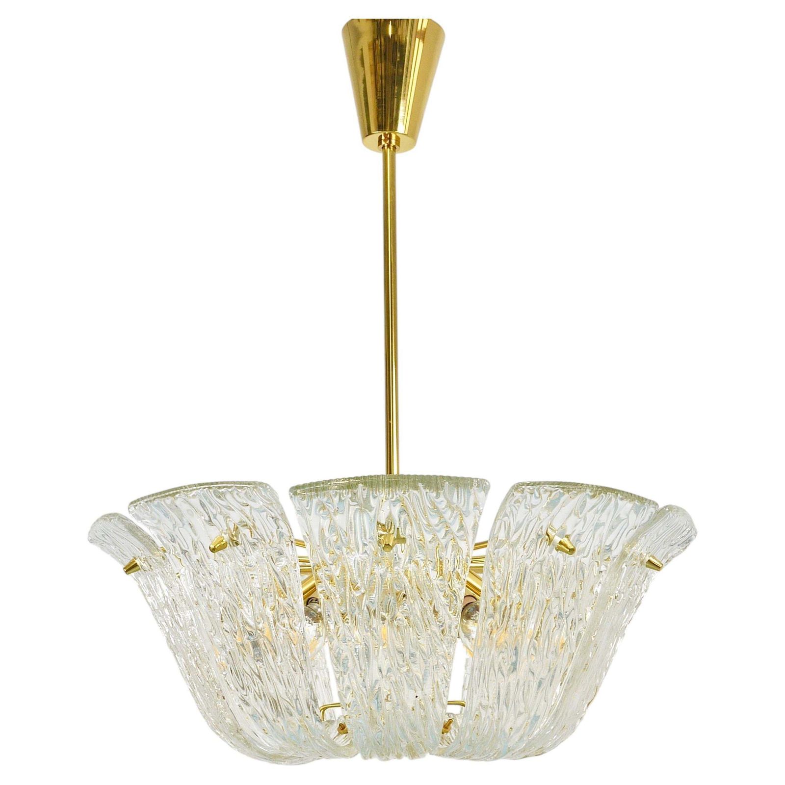 Grote J.T. Kalmar gebogen mand-kroonluchter, messing & getextureerd glas, Wenen, 1950