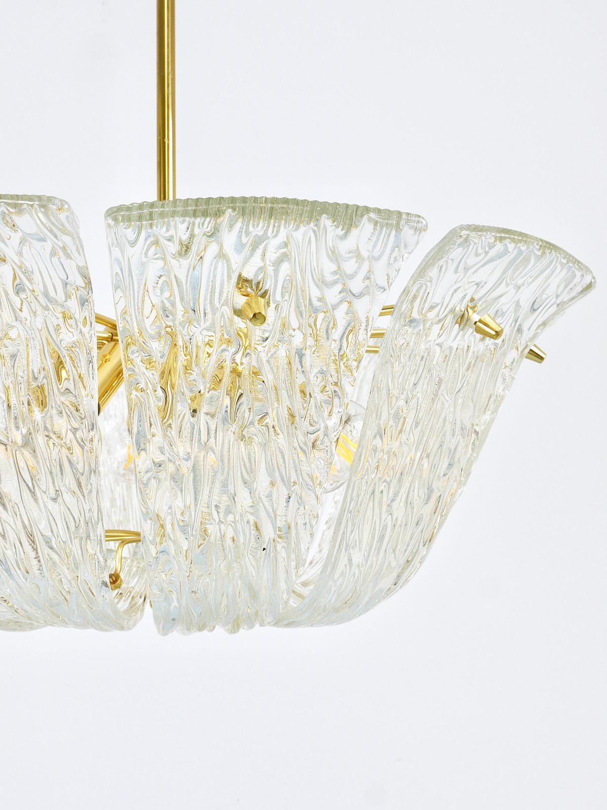 photo furniture Grote J.T. Kalmar gebogen mand-kroonluchter, messing & getextureerd glas, Wenen, 1950