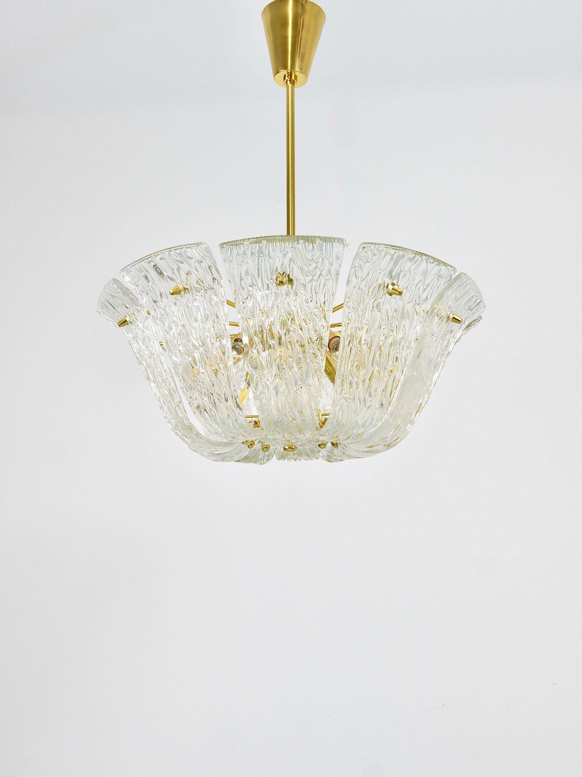 photo vinterior Grote J.T. Kalmar gebogen mand-kroonluchter, messing & getextureerd glas, Wenen, 1950