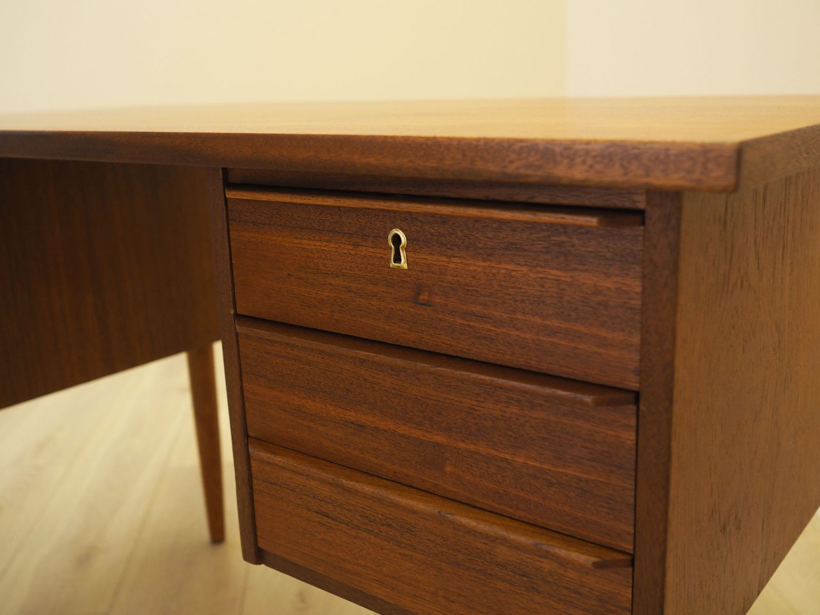 1299.0 Teakhouten bureau, Deens design, jaren 1970, gemaakt in Denemarken photo