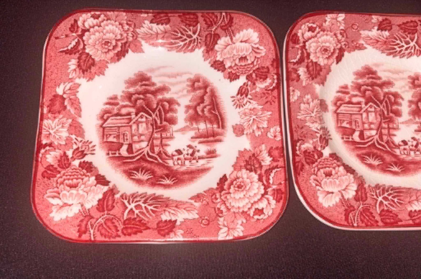Set van 3 vintage Wood & Sons English Scenery vierkante schoteltjes, rood-roze transferware, afgeronde hoeken, English Cottage-stijl photo for sale