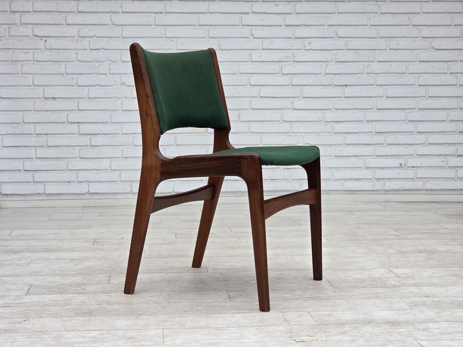 Jaren 1960, Deens design van Erik Buch, set van 4 eetkamerstoelen, model 89. photo furniture