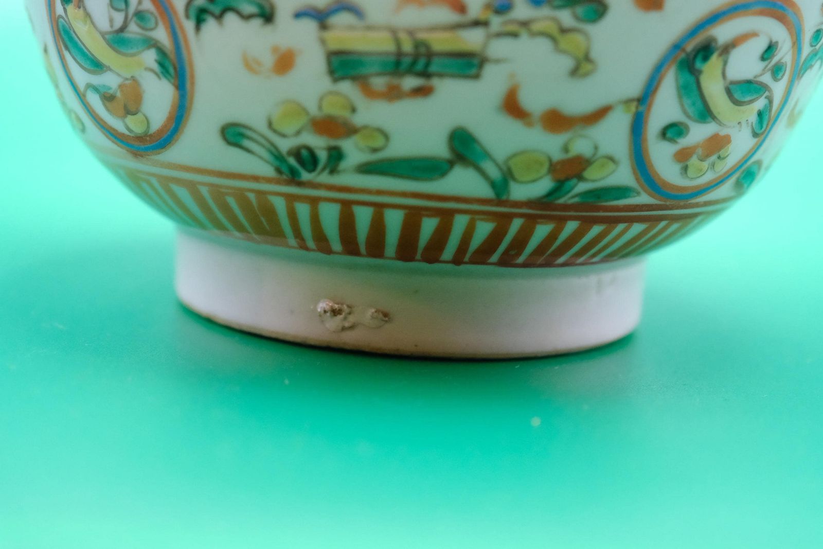 photo for sale Antiek Chinees Swatow-kom, 17e eeuw, Ming/Transitional, ijzerrood exportaardewerk, geauthenticeerd door veilinghuis
