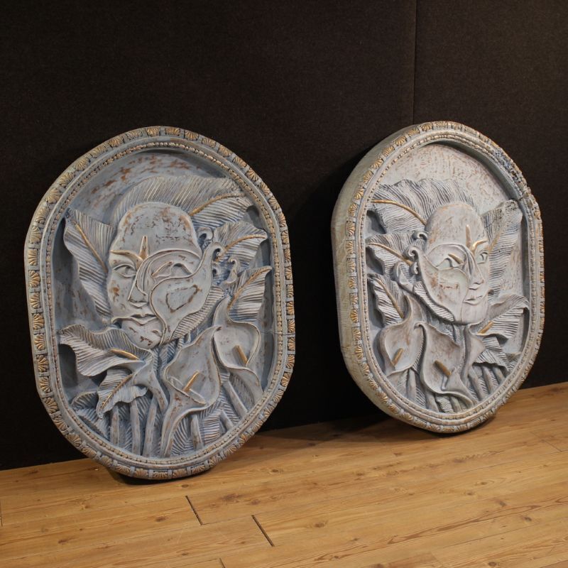 Bas-reliëfsculptuur, gestileerd gezicht met bloemen, 20e eeuw photo furniture