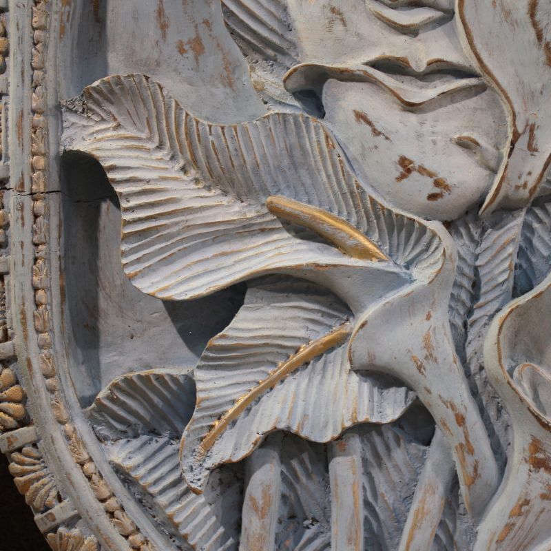 photo furniture Bas-reliëfsculptuur, gestileerd gezicht met bloemen, 20e eeuw