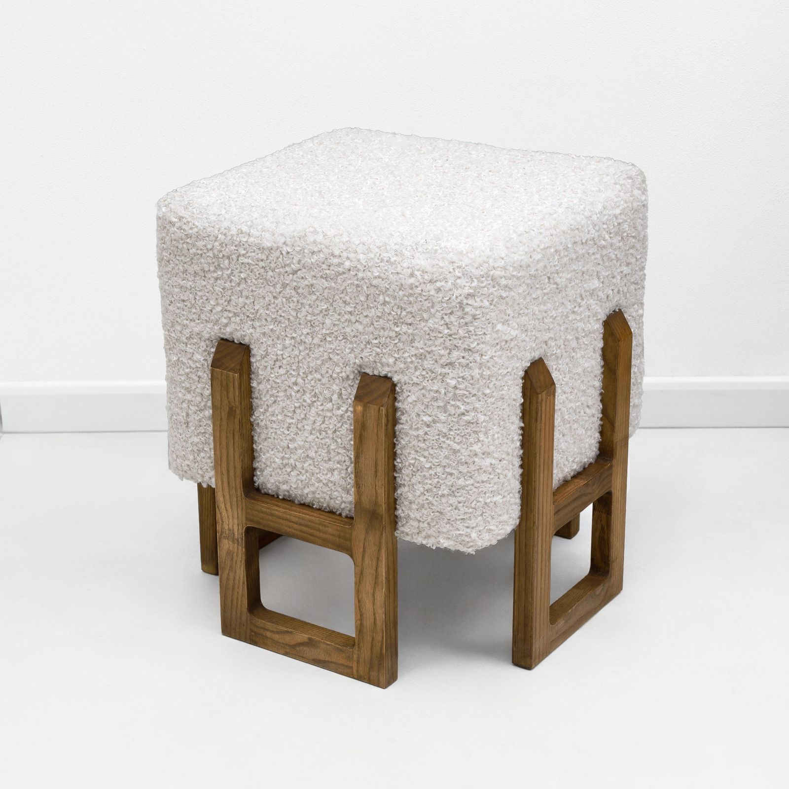Paar Italiaanse Modernistische Krukken van Essenhout Bekleed met Witte Bouclé photo for sale