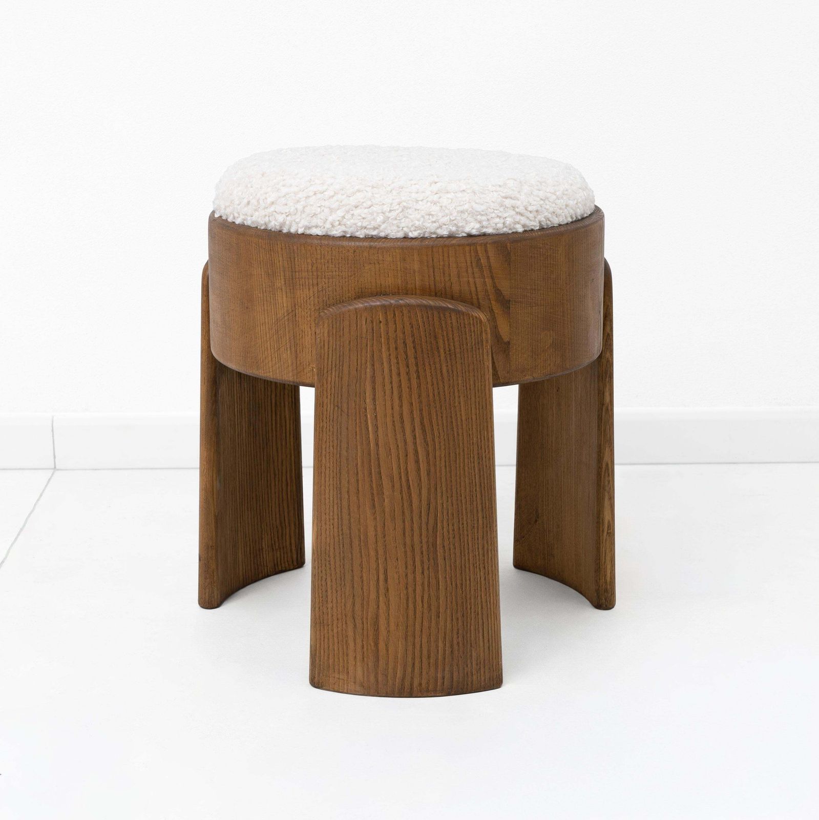 Paar Art Deco Krukken van Essenhout met Witte Bouclé Bekleding photo furniture