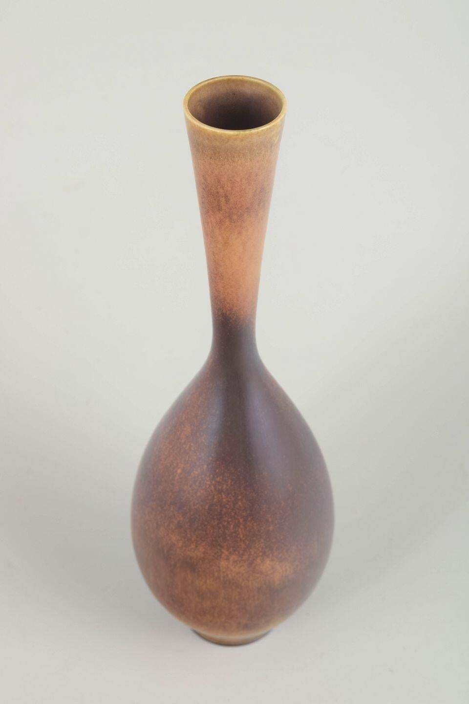 Berndt Friberg voor Gustavsberg Studio. Stoneware vaas met slanke hals, 1957. photo furniture