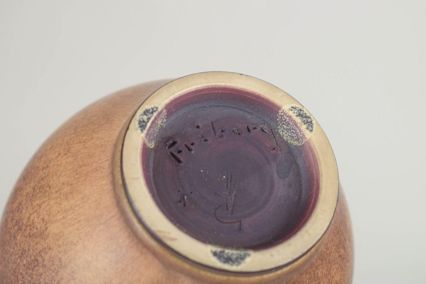 Berndt Friberg voor Gustavsberg Studio. Stoneware vaas met slanke hals, 1957. photo Woonaccessoires