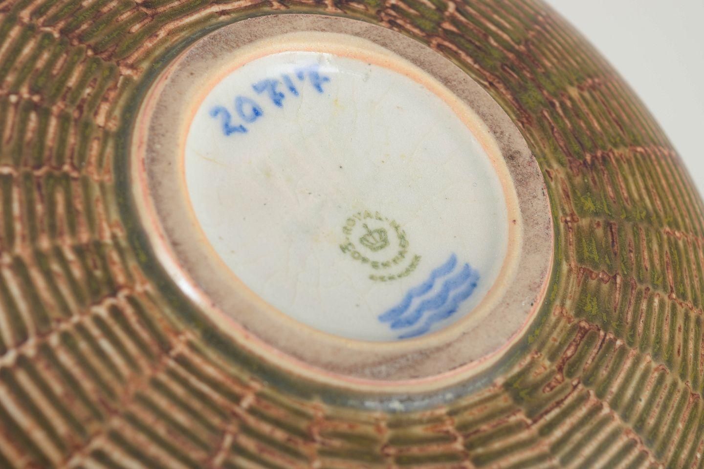 Axel Salto voor Royal Copenhagen. Laag stoneware schaal met geribbeld oppervlak. photo Woonaccessoires