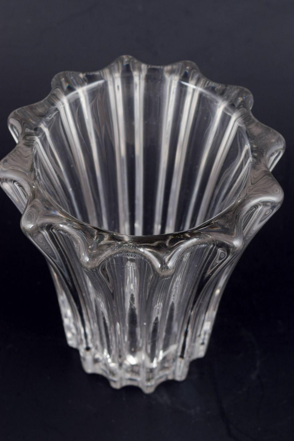 Pierre D'avesn. Art Deco glazen vaas met verticale ribbels. Midden 20e eeuw. photo furniture