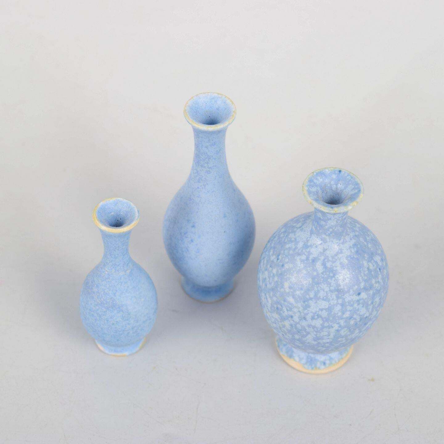 Per Liljegren. Set van drie miniatuur steengoed vazen met blauwe glazuur. photo furniture