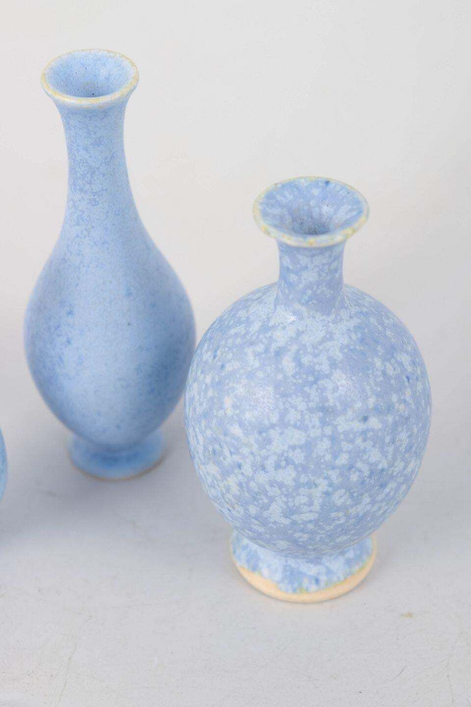 Per Liljegren. Set van drie miniatuur steengoed vazen met blauwe glazuur. photo for sale