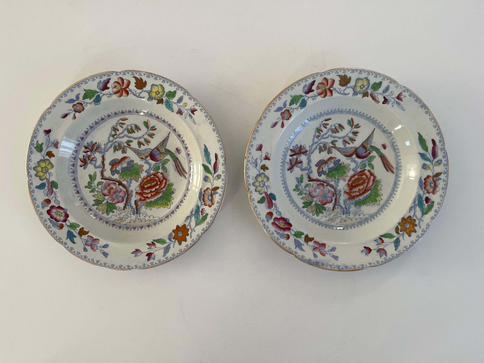 Paar grote soepborden van Mason's Ironstone in het Flying Bird chinoiseriemotief, ca. 1880 photo furniture