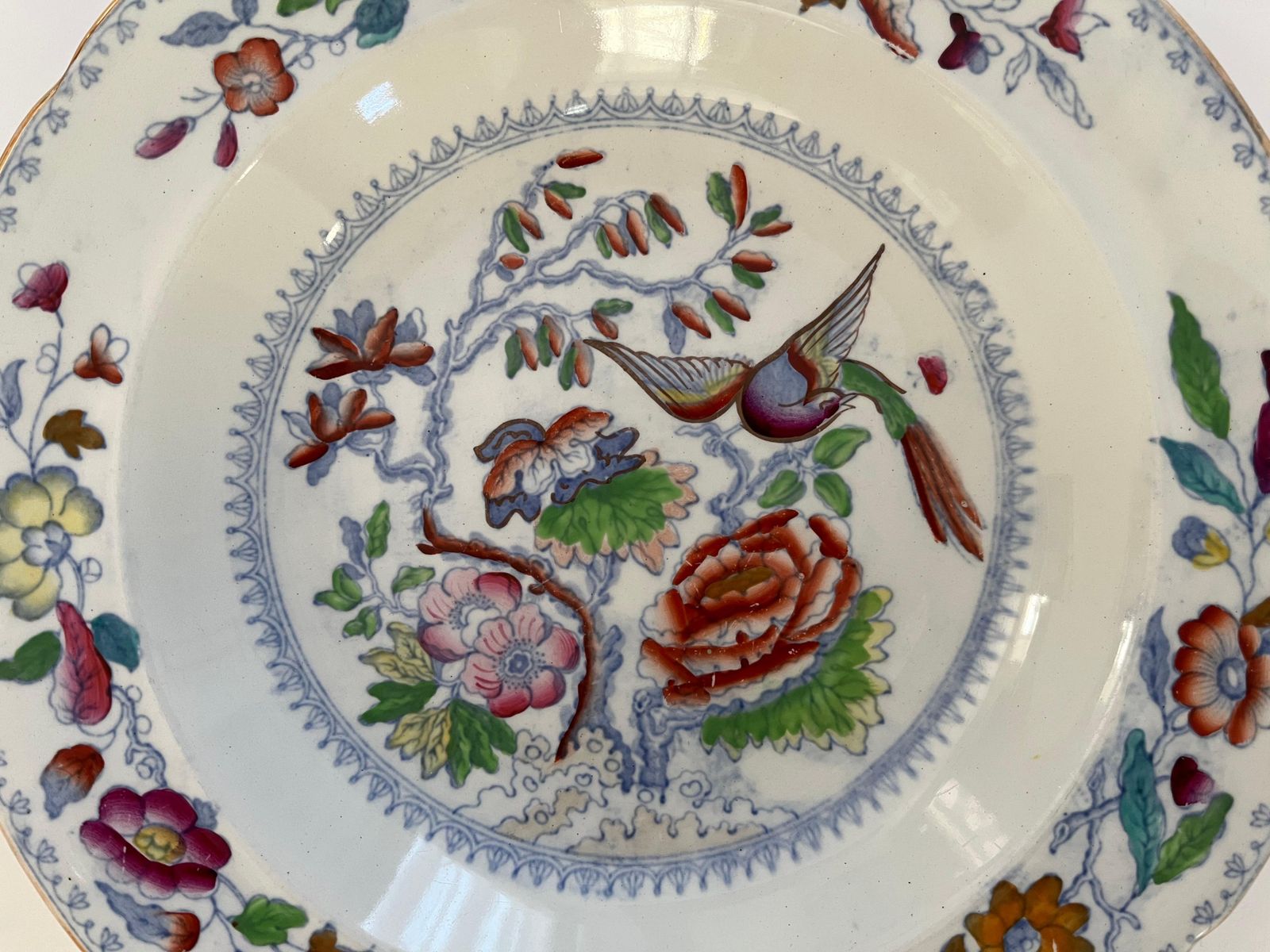 Paar grote soepborden van Mason's Ironstone in het Flying Bird chinoiseriemotief, ca. 1880 photo Woonaccessoires