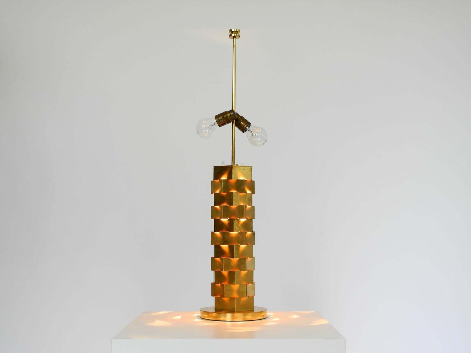 Unieke messing tafellamp uit de jaren 1960 van Vereinigte Werkstätten met verlichte voet photo Verlichting
