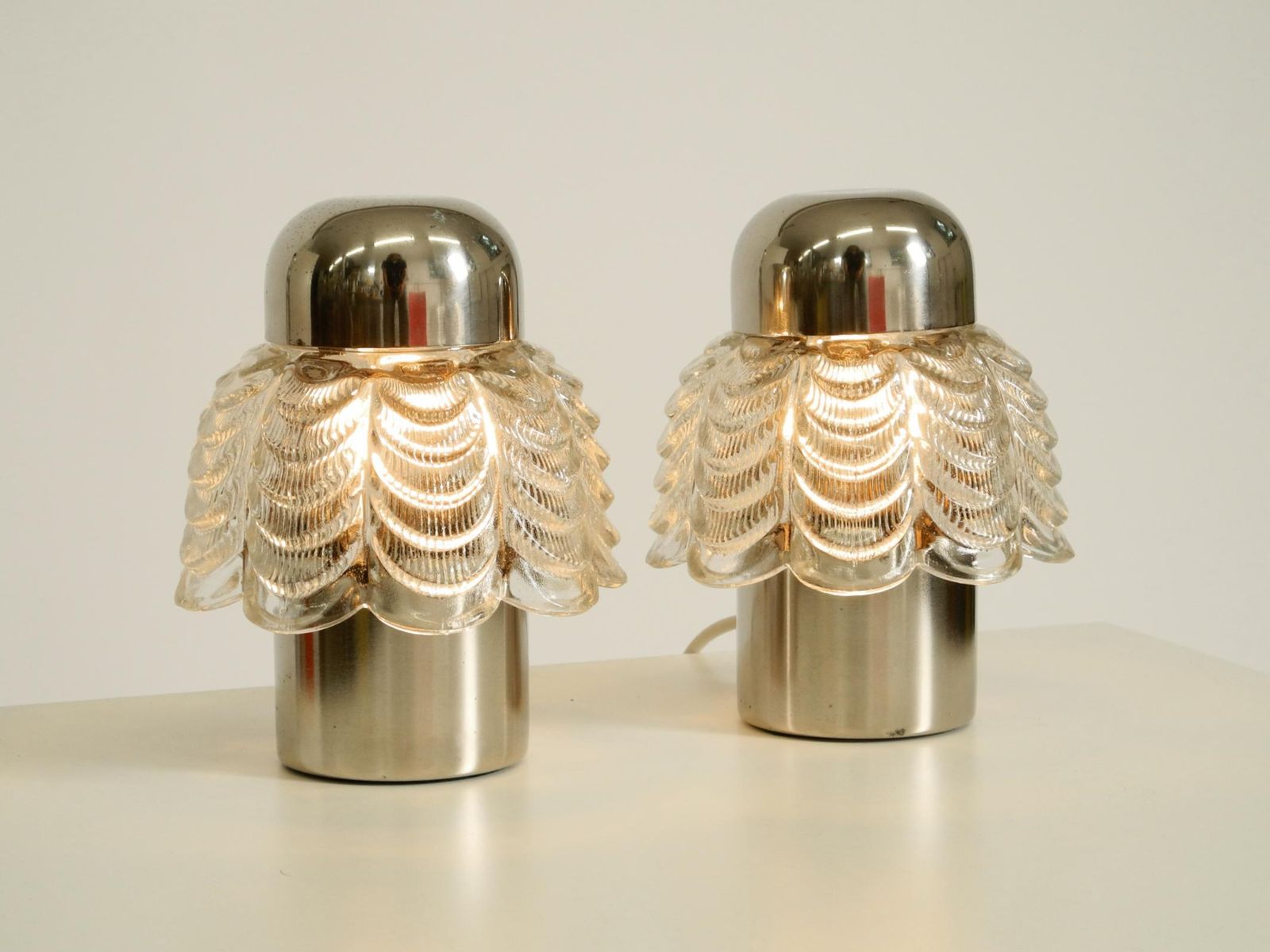 photo furniture Lampes de table en métal et verre, VEB Narva Leuchtenbau, années 1960 - lot de deux