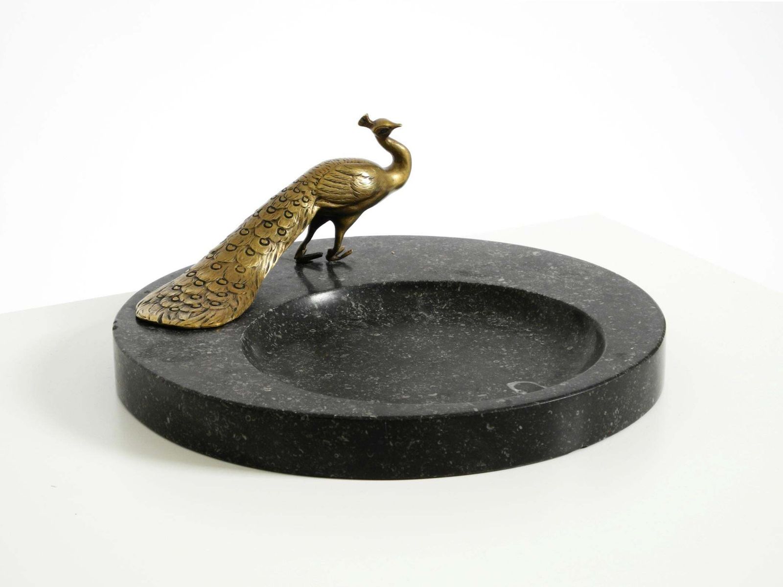 Grote zwarte granieten valet tray met messing pauw, ca. 1920 photo Woonaccessoires