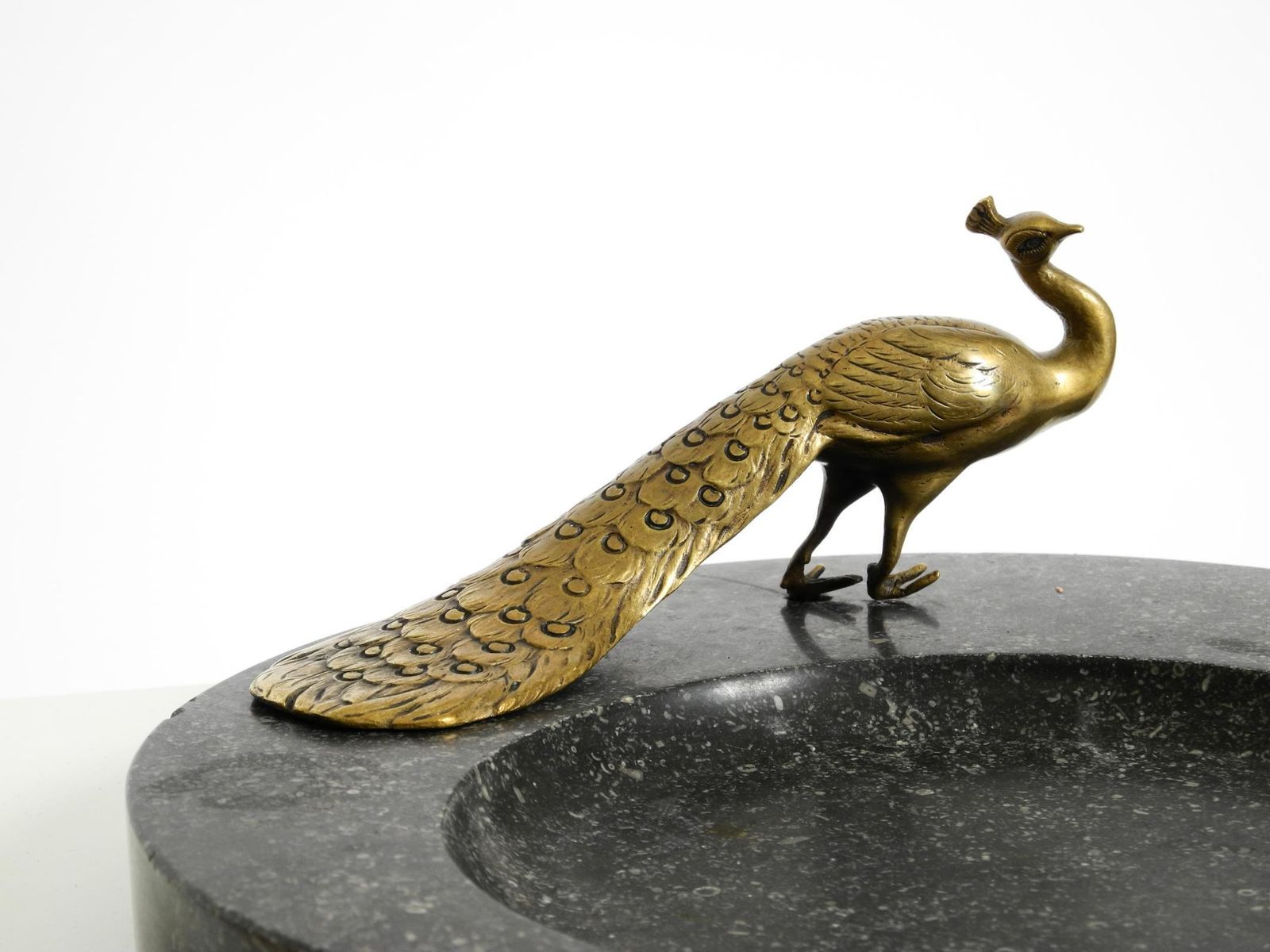 photo furniture Grote zwarte granieten valet tray met messing pauw, ca. 1920