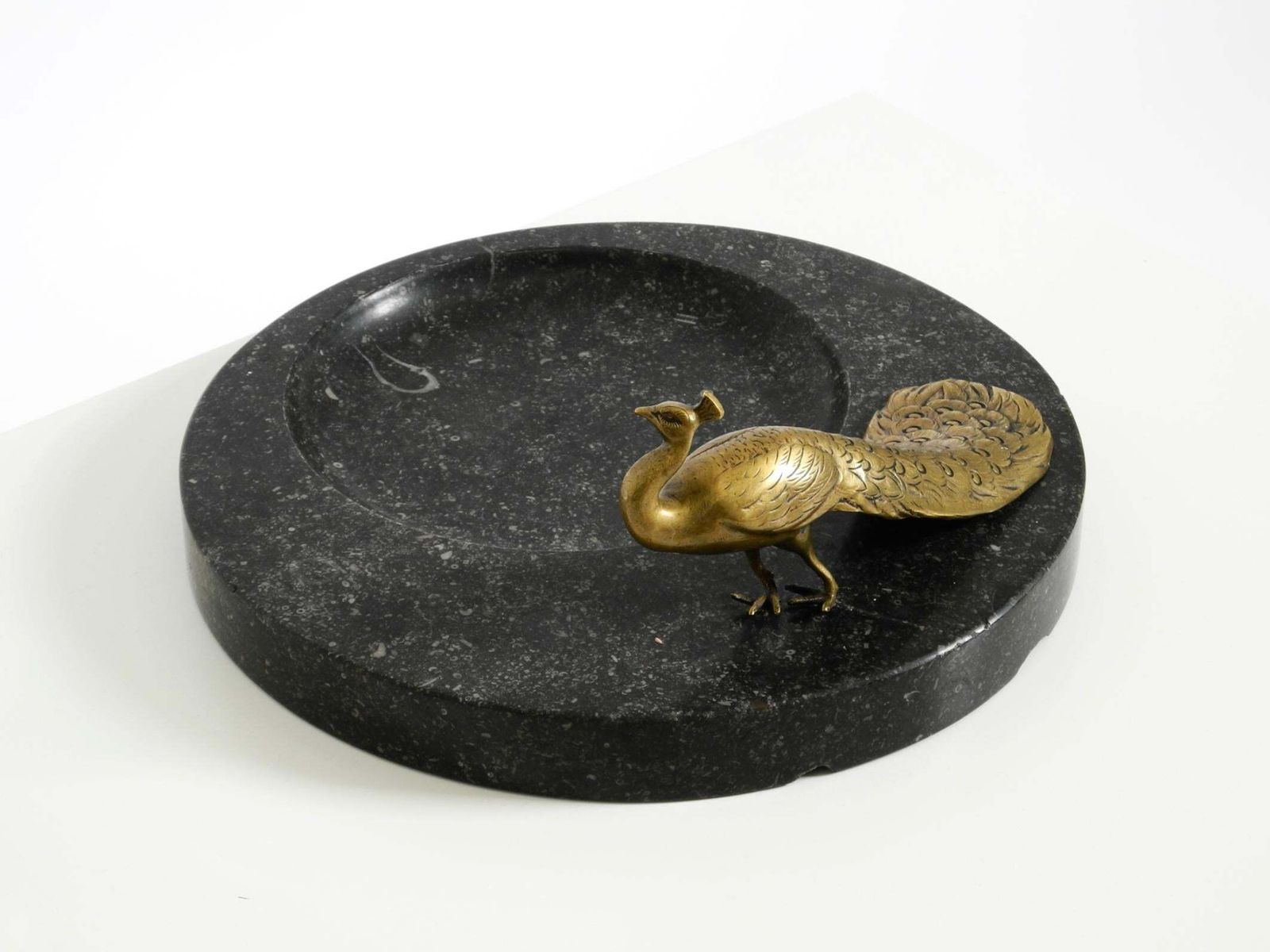 510.0 Grote zwarte granieten valet tray met messing pauw, ca. 1920 photo