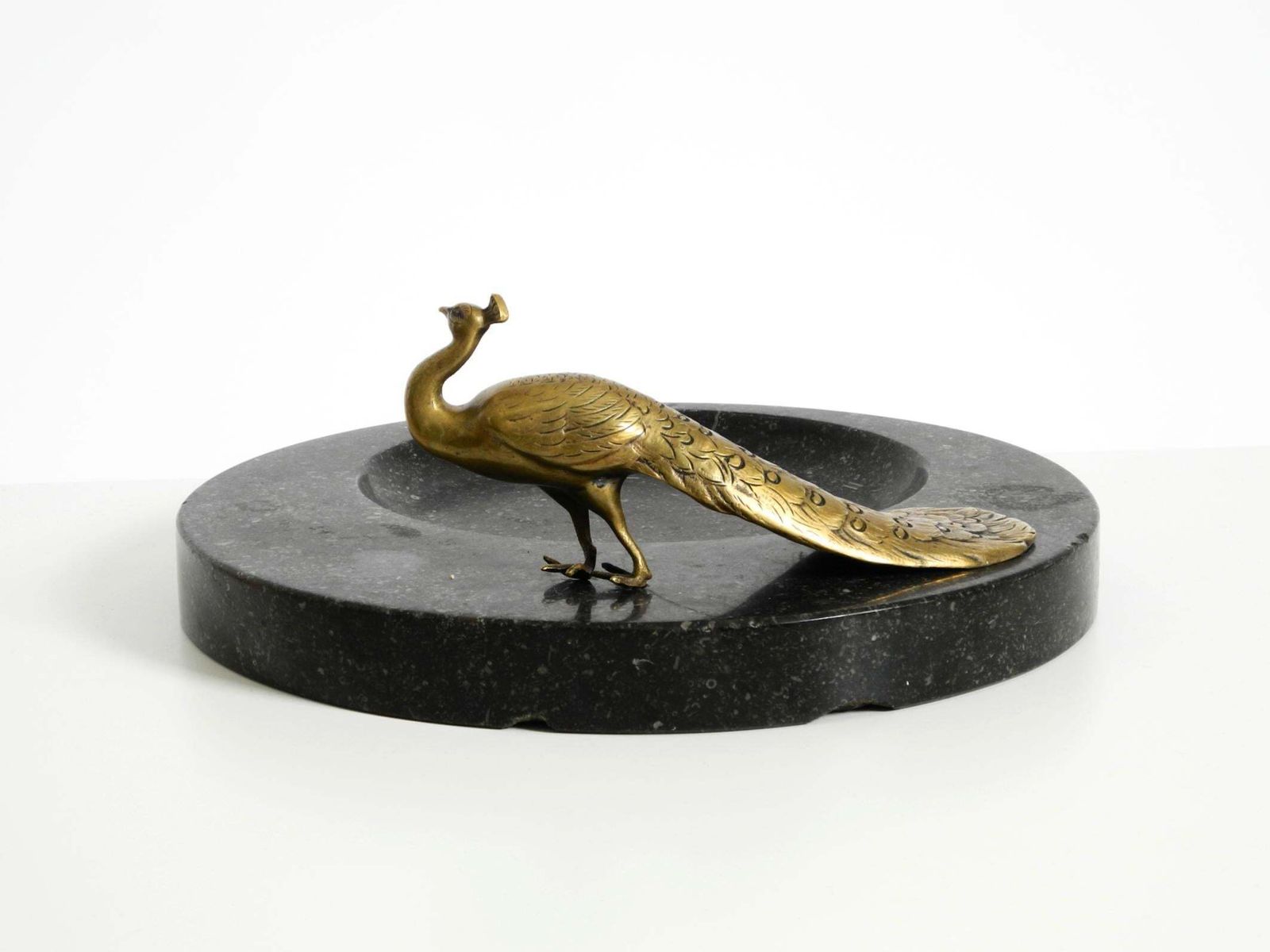 photo vintage Grote zwarte granieten valet tray met messing pauw, ca. 1920