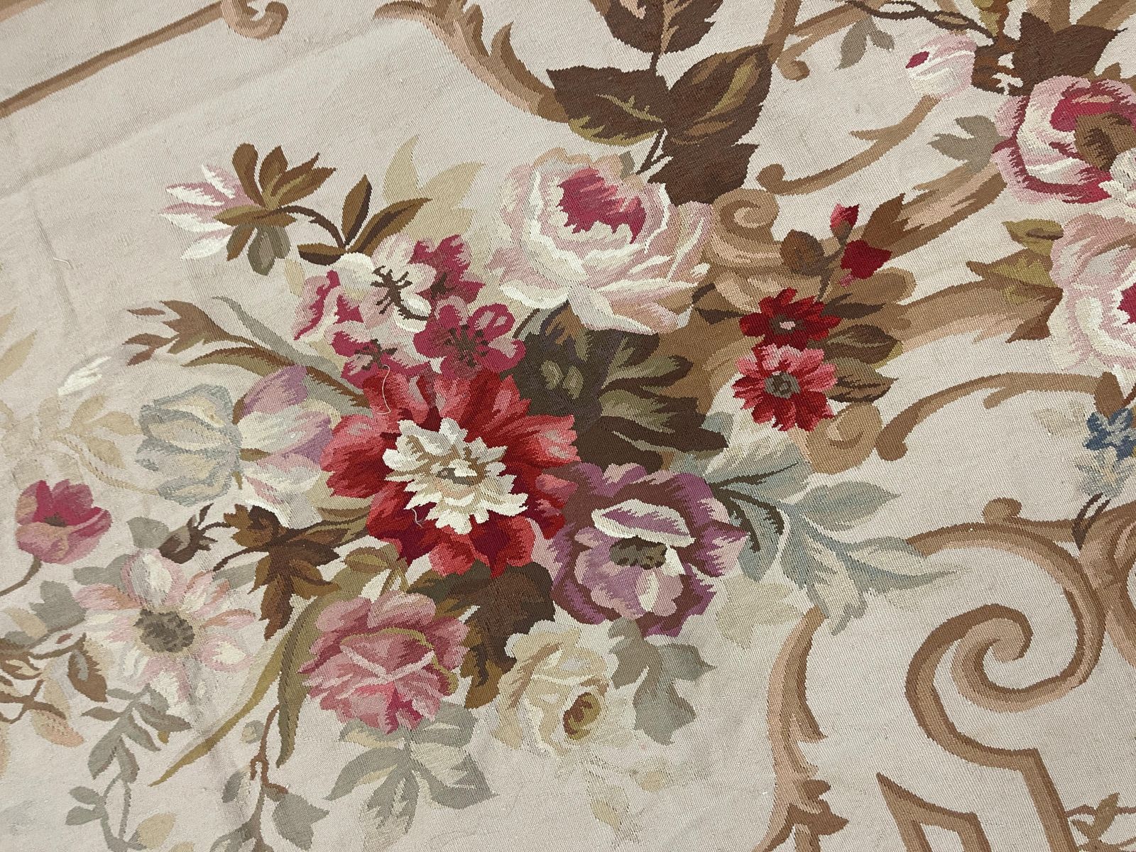 Tapis de couloir Aubusson ivoire, motifs floraux, décoration intérieure photo vinterior