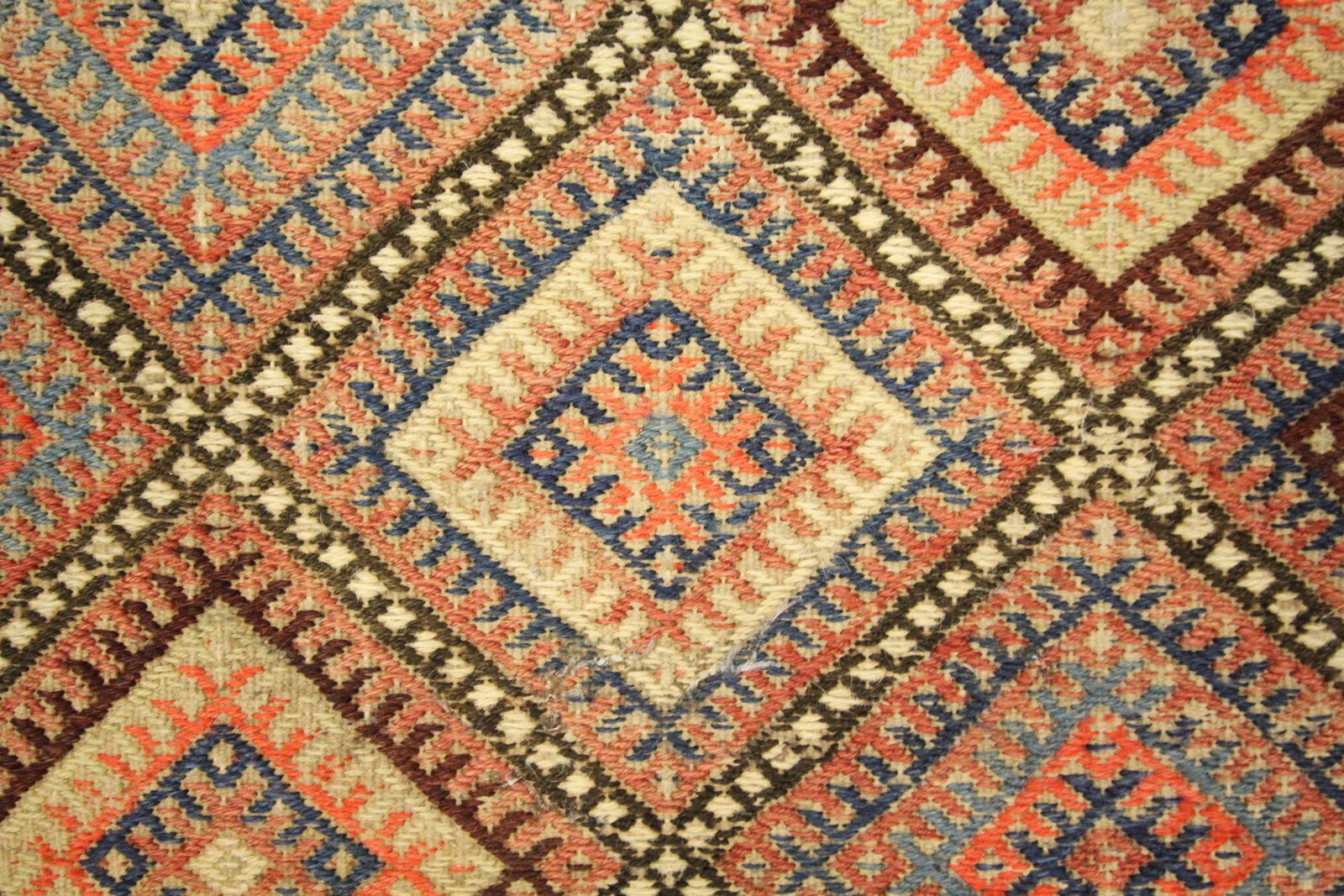 Antiek zadeltasje, traditioneel geometrisch handgeweven oosters wollen tribaal textiel photo for sale