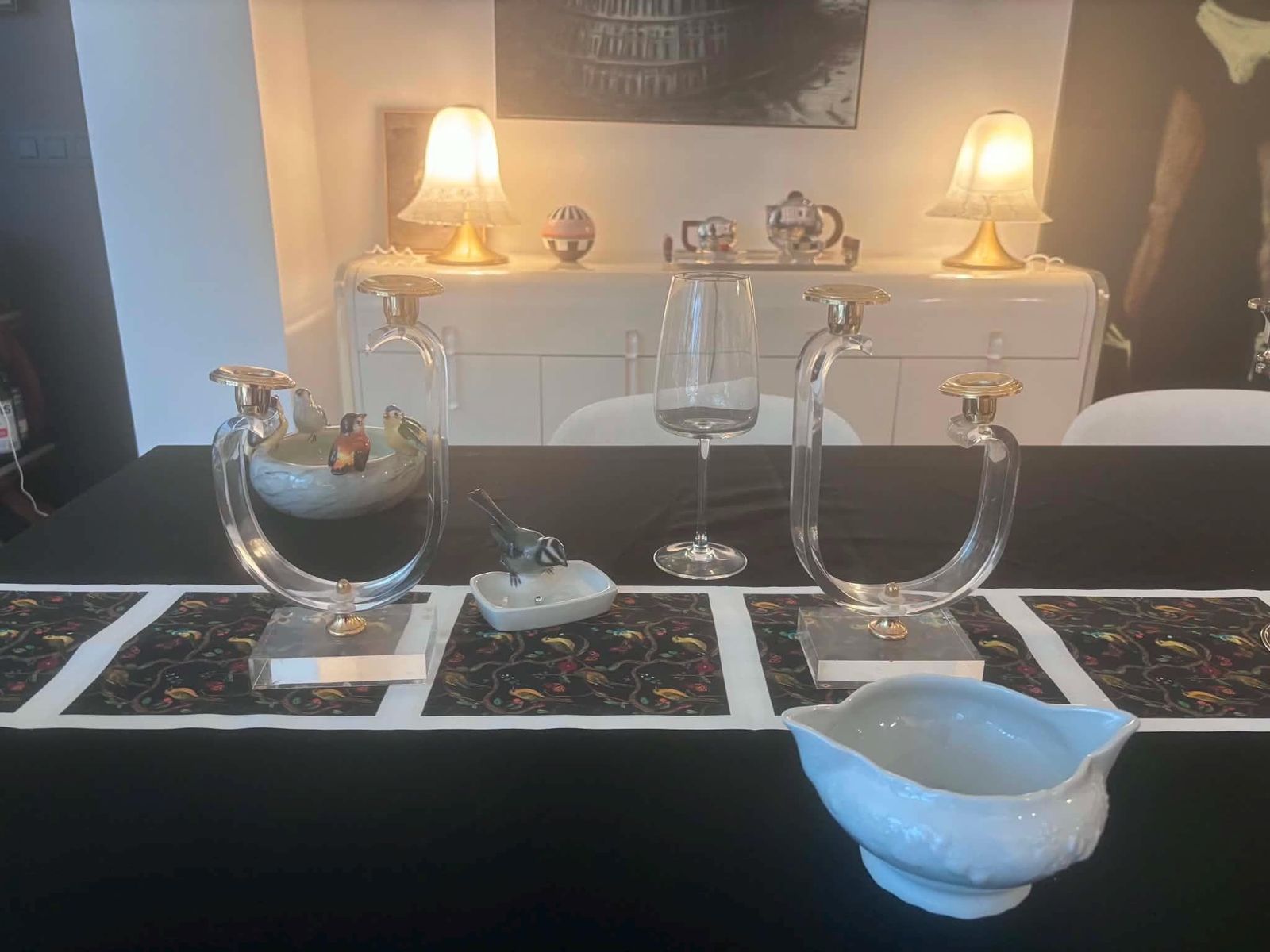 photo for sale Paar vintage kandelaars van helder acryl met twee lichten, goudkleurige kaarsenhouders, rechthoekige Lucite-voeten, Hollywood Regency-stijl