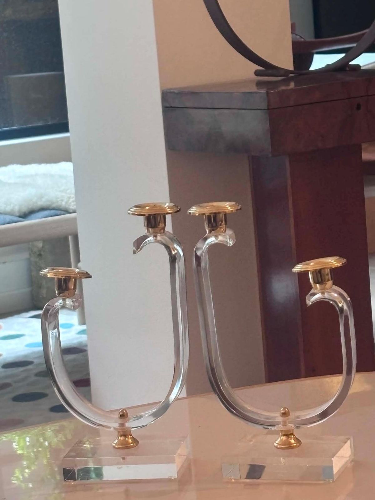 170.0 Paar vintage kandelaars van helder acryl met twee lichten, goudkleurige kaarsenhouders, rechthoekige Lucite-voeten, Hollywood Regency-stijl photo