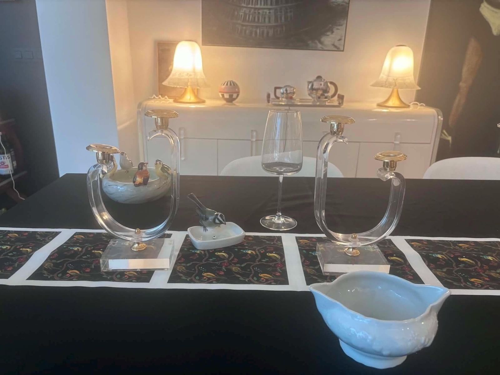 photo buy Paar vintage kandelaars van helder acryl met twee lichten, goudkleurige kaarsenhouders, rechthoekige Lucite-voeten, Hollywood Regency-stijl