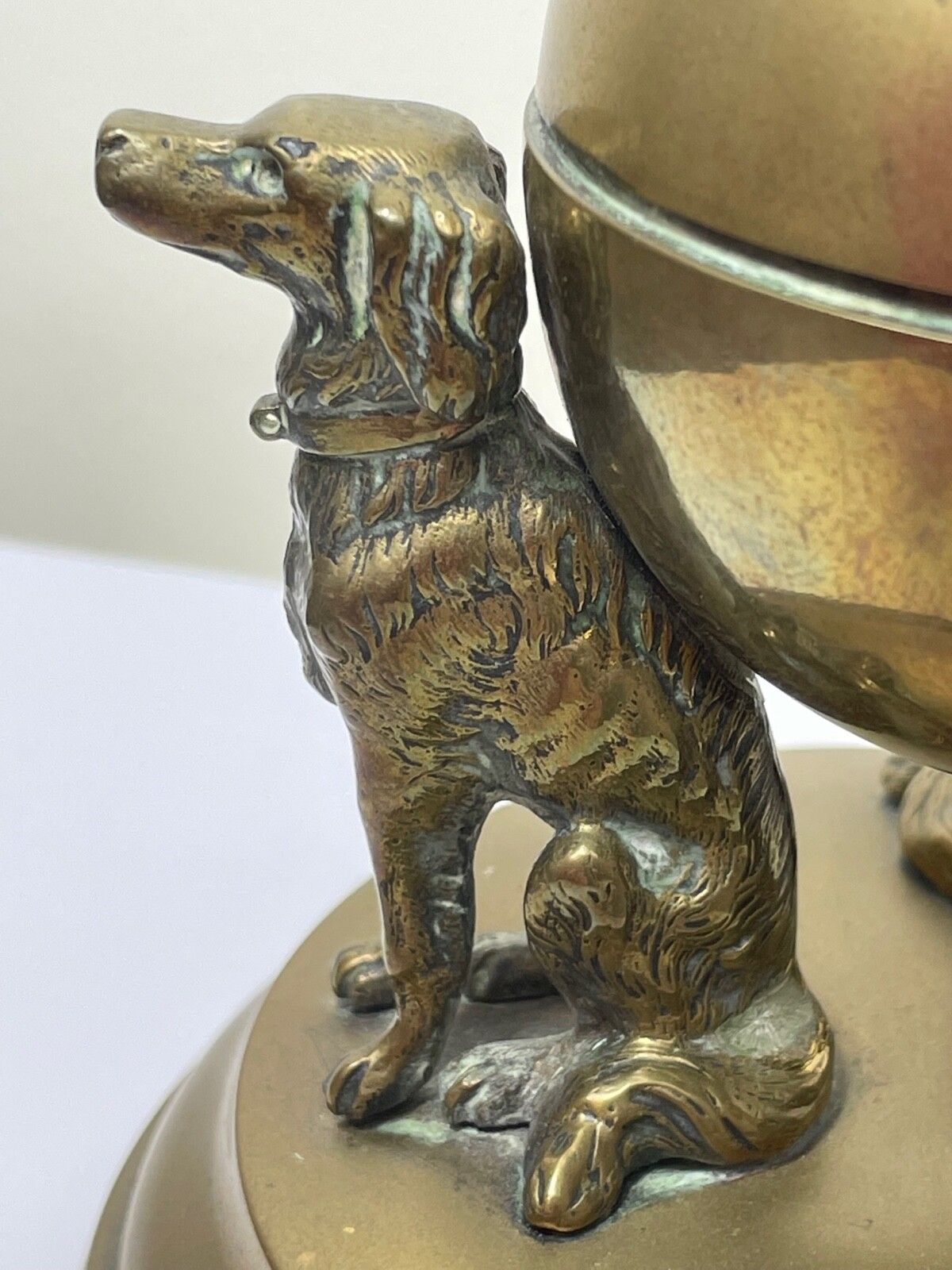 Victoriaans massief messing inktpot met 3 Irish Setter honden die een globe ondersteunen photo buy