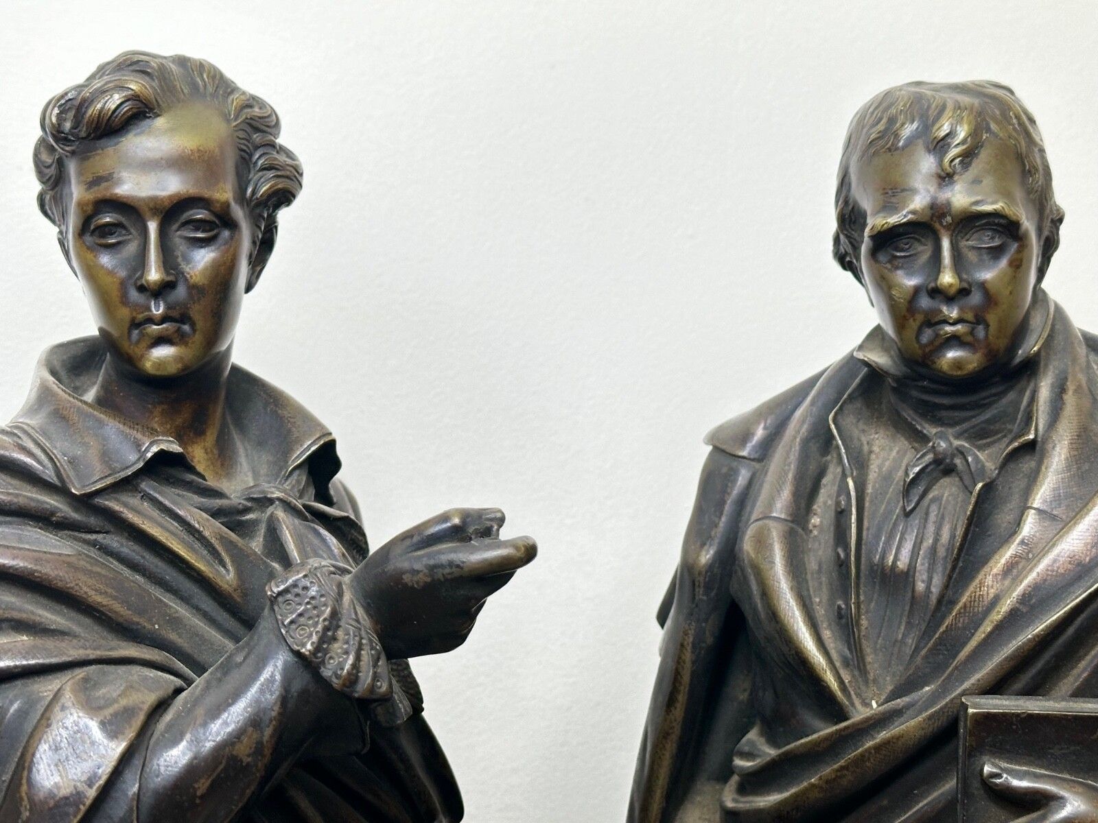 Paar 19e-eeuwse bronzen sculpturen van de dichters Lord Byron & Sir Walter Scott photo furniture