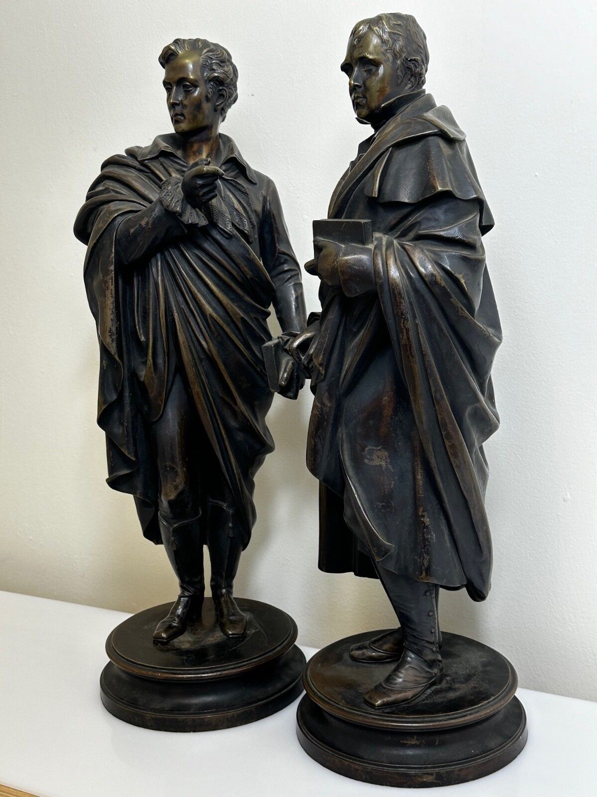 Paar 19e-eeuwse bronzen sculpturen van de dichters Lord Byron & Sir Walter Scott photo vinterior