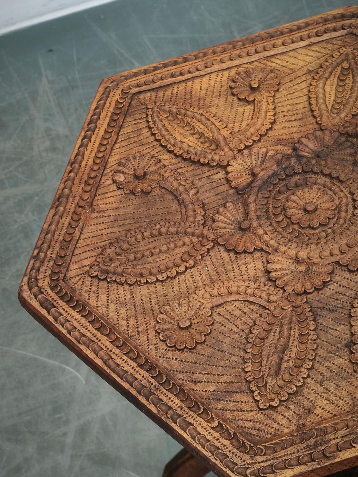 Ca. 1900 Centraal-Europese handgesneden beuken bijzettafel photo vinterior