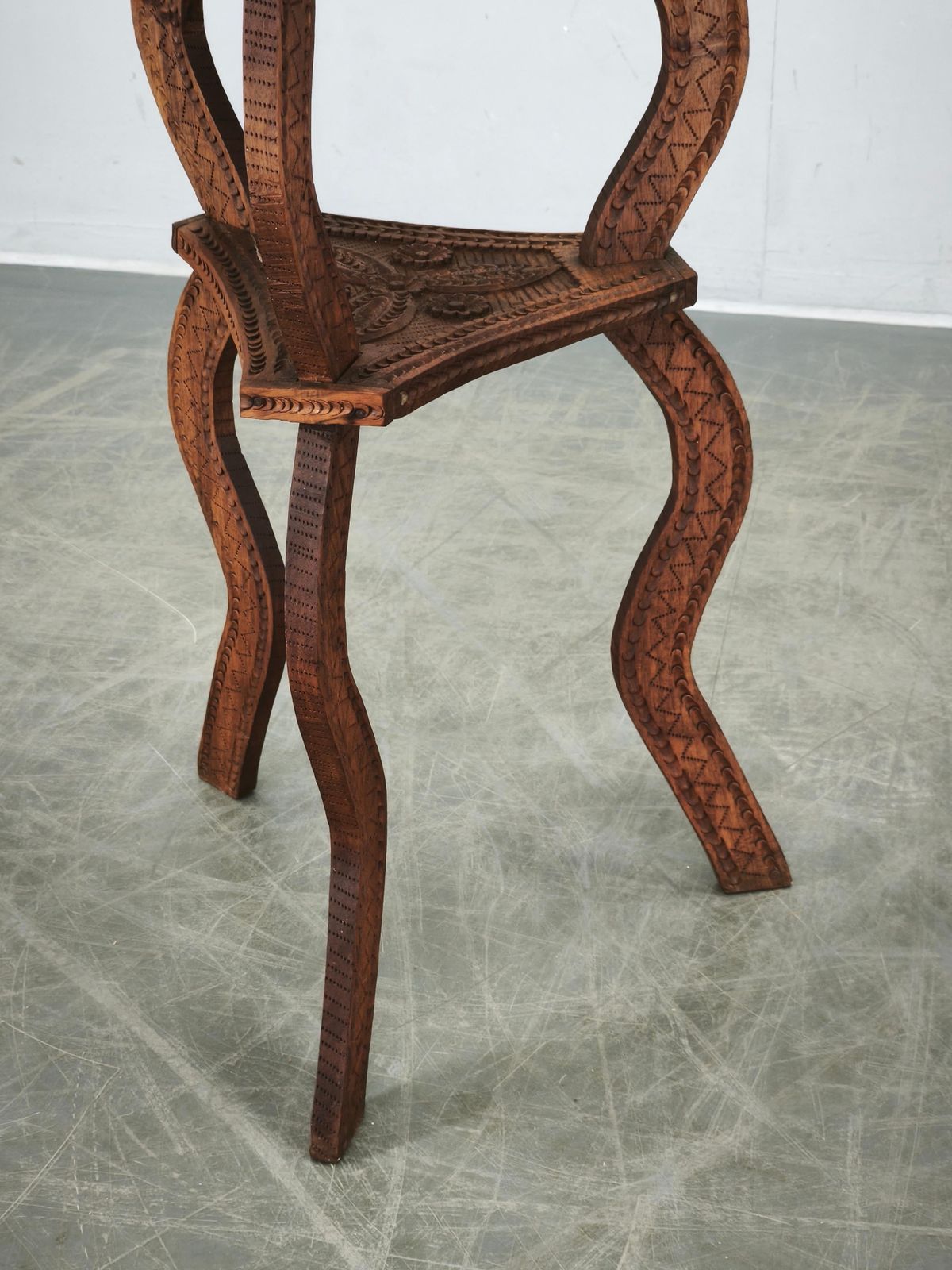 photo furniture Ca. 1900 Centraal-Europese handgesneden beuken bijzettafel