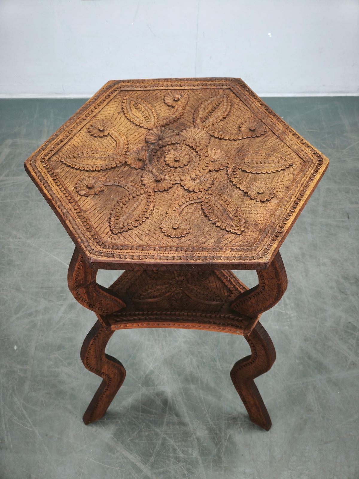 Meubels Ca. 1900 Centraal-Europese handgesneden beuken bijzettafel photo