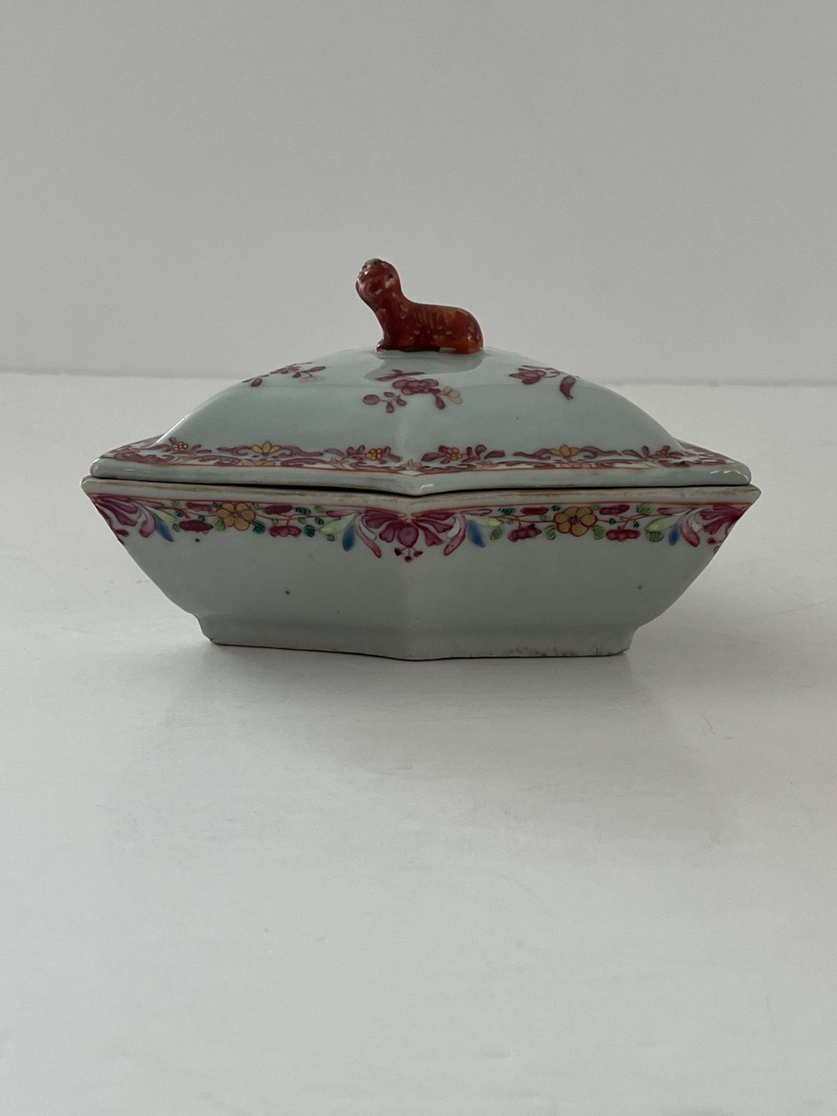Chinese dekselbox, porselein Famille Rose, handgeschilderd, Qianlong ca. 1760 photo furniture