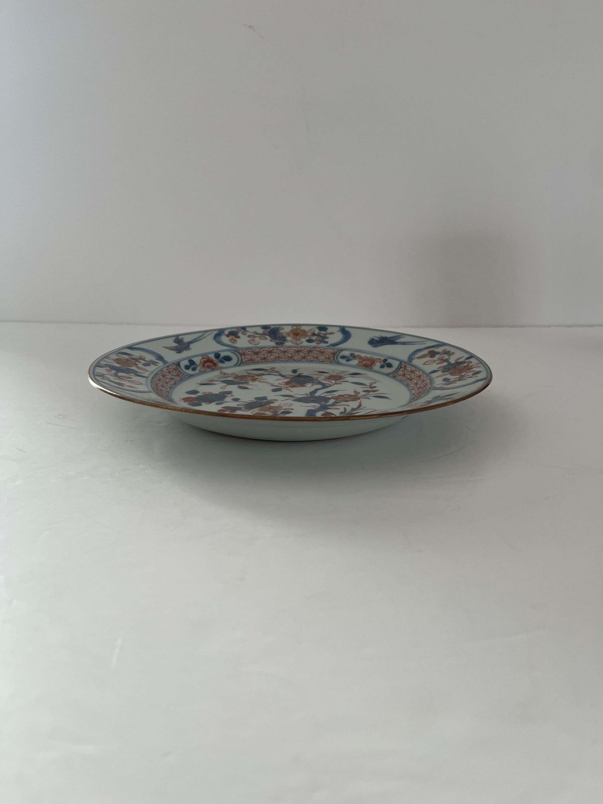 Chinees Kangxi Imari bord, porselein met bloemmotief, hek en vliegende vogels, ca. 1700 photo Woonaccessoires