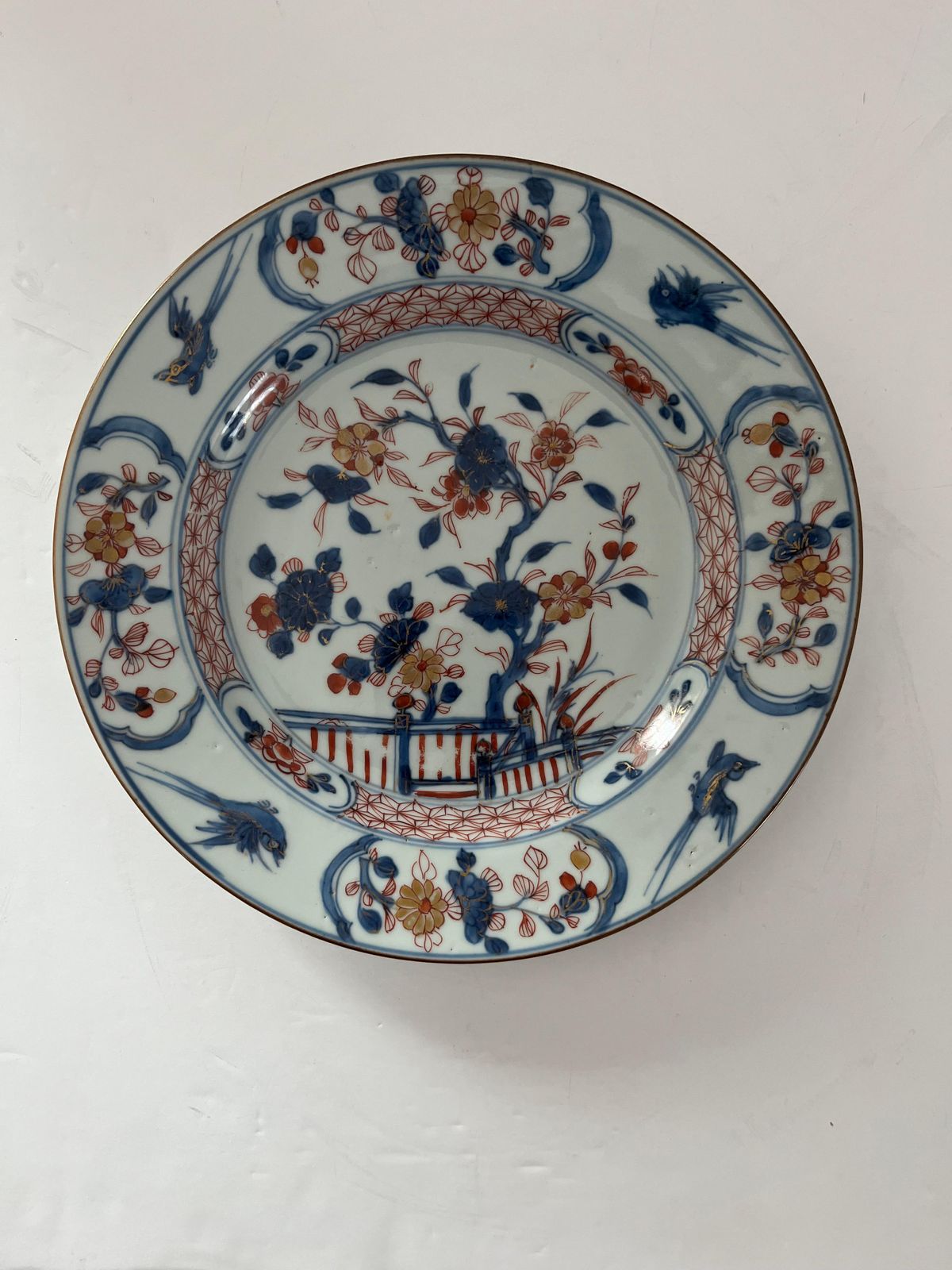 Chinees Kangxi Imari bord, porselein met bloemmotief, hek en vliegende vogels, ca. 1700 photo vinterior