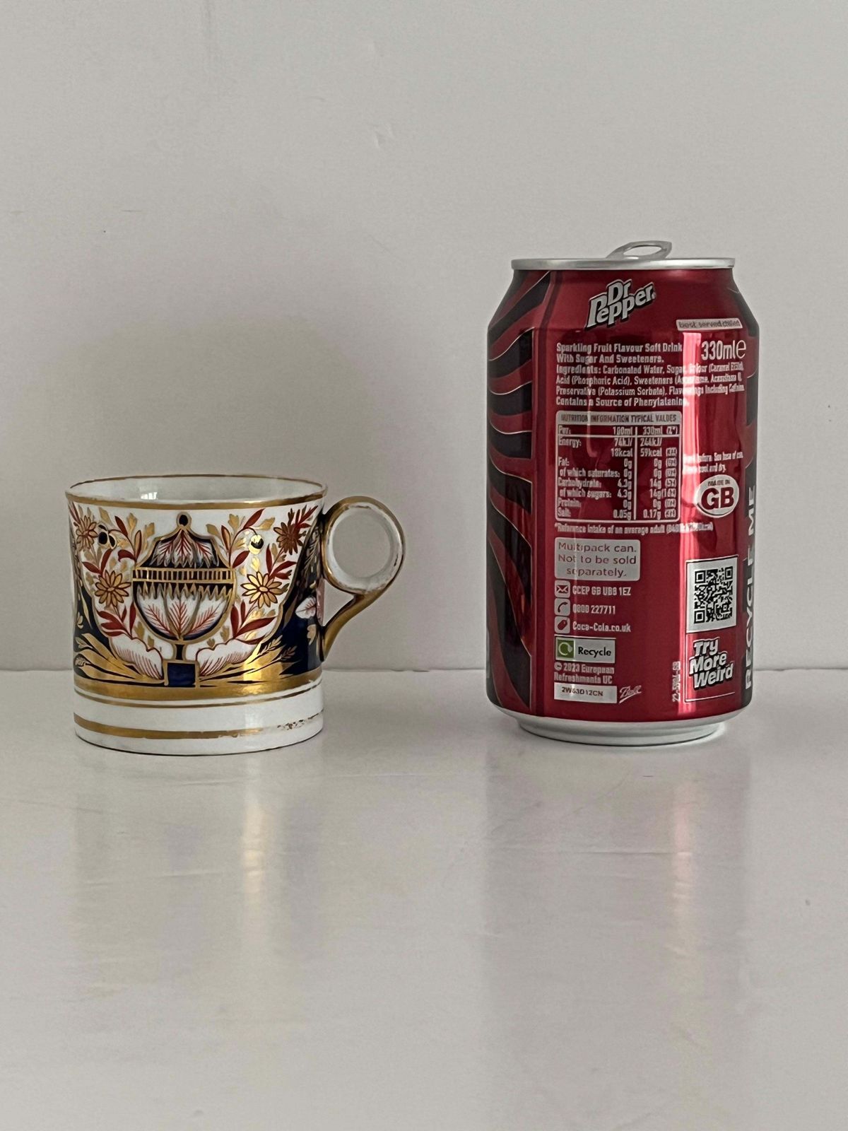 photo for sale Vroeg Minton Porseleinen Koffiekopje, Gemonogrammeerd en Handgeschilderd Patroon 202, ca. 1810
