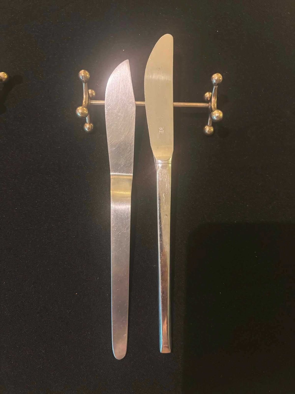 Set van 9 Franse verzilverde messenleggers van Orfèvrerie Frion Parijs – Art Deco jack-vorm, Métal Blanc, antiek tafelgerei photo for sale