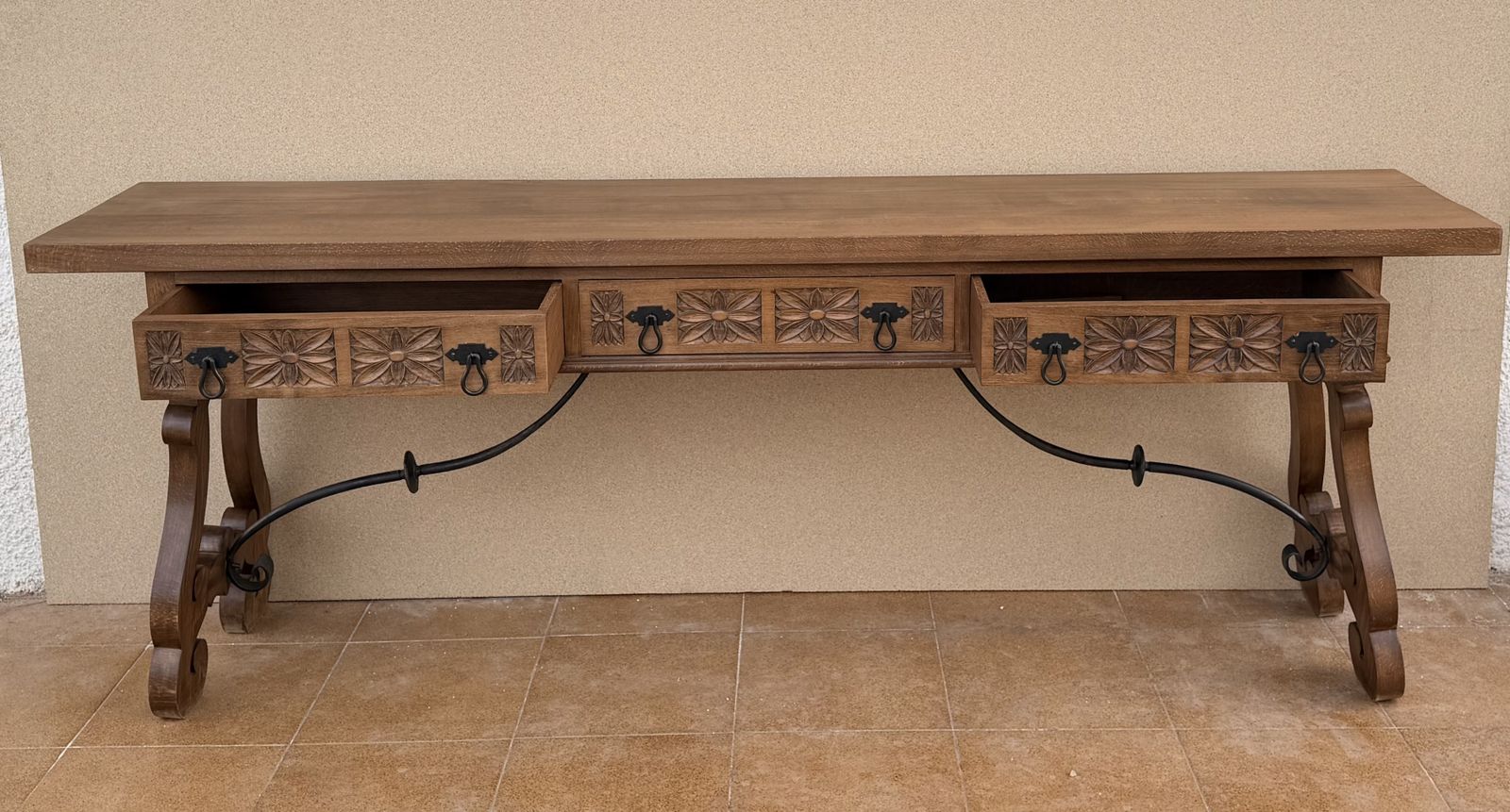 Spaanse rustieke consoletafel van gesneden hout, midden 20e eeuw photo buy