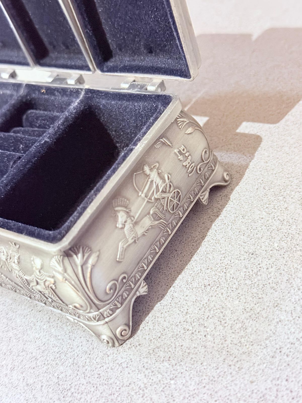 photo vinterior Antiek zilveren doosje, Egyptisch decoratief sieradendoosje, casket, woondecoratie