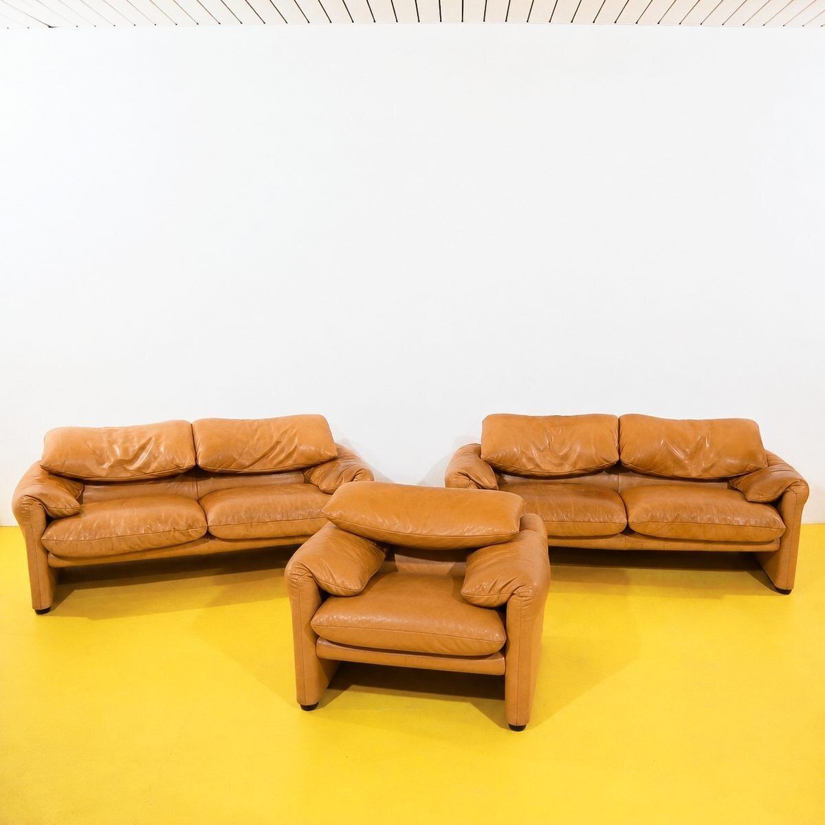 Maralunga zitset door Vico Magistretti voor Cassina, jaren 1970, tan leer – twee banken en een fauteuil