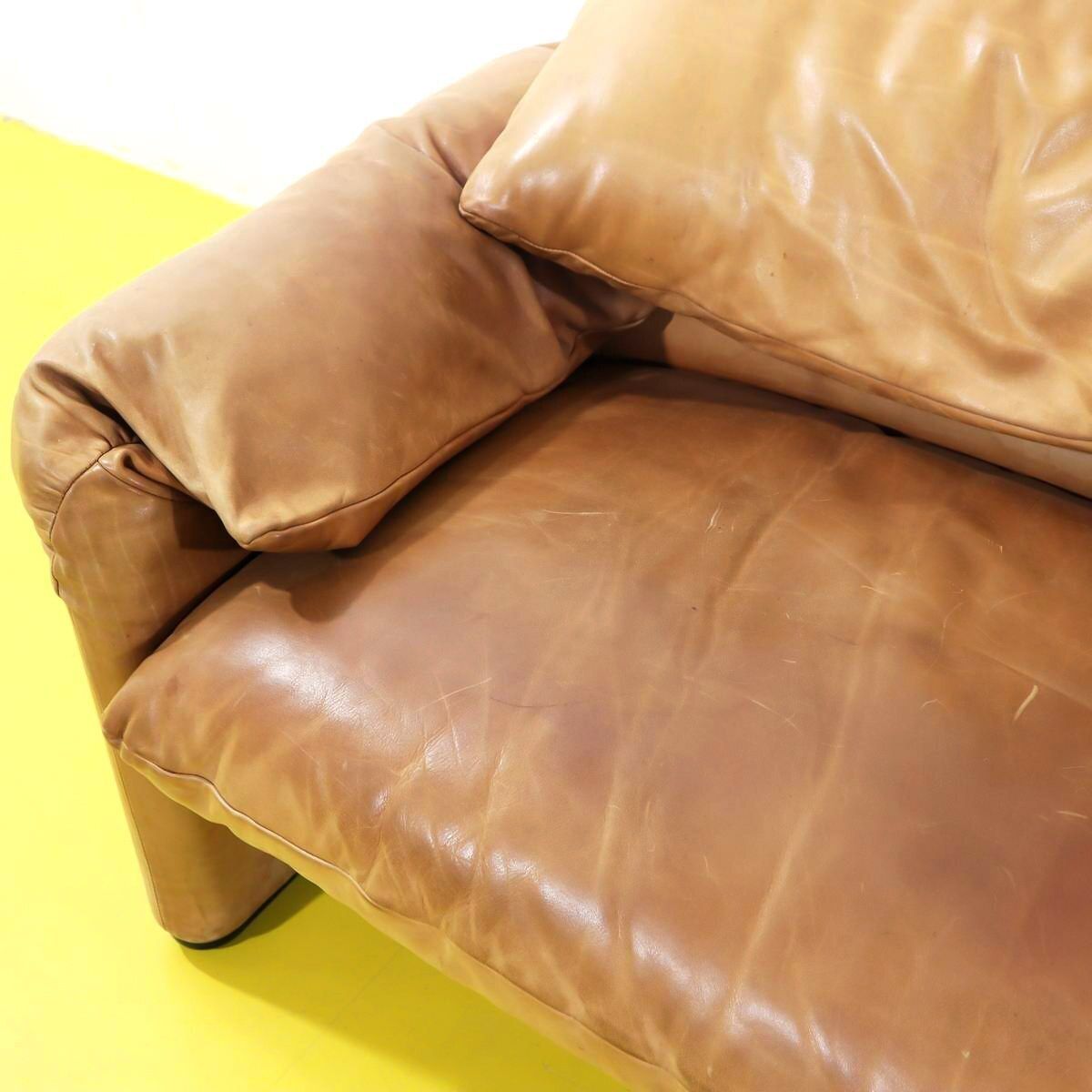photo furniture Maralunga zitset door Vico Magistretti voor Cassina, jaren 1970, tan leer – twee banken en een fauteuil