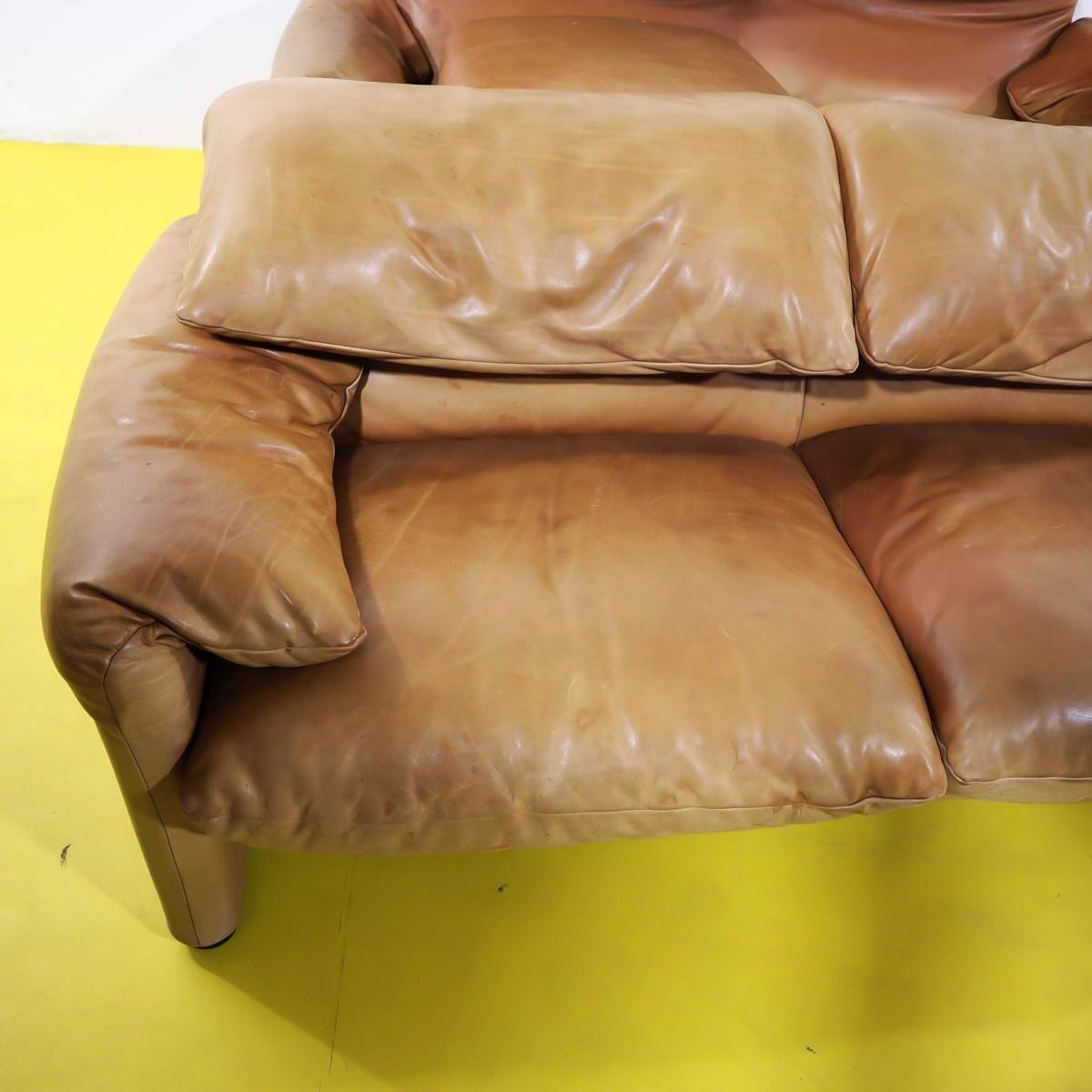photo vintage Maralunga zitset door Vico Magistretti voor Cassina, jaren 1970, tan leer – twee banken en een fauteuil